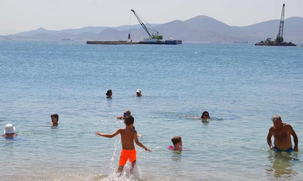Cosco: Ρυπαίνει την Πειραϊκή-Σε κίνδυνο η υγεία των λουόμενων